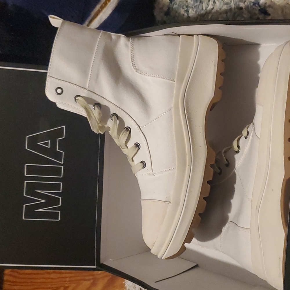 NWT MIA Combat Boots
